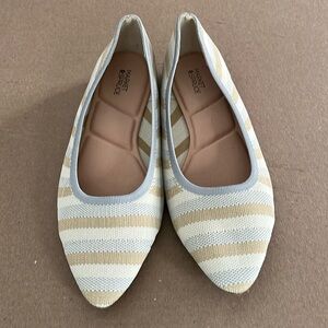 Market & Spruce flats. NWOT.
